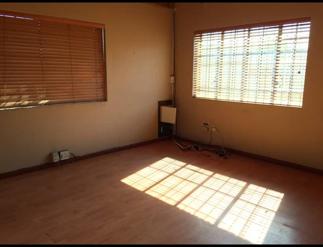 1,300M² FACTORY FOR SALE IN BEACONVALE